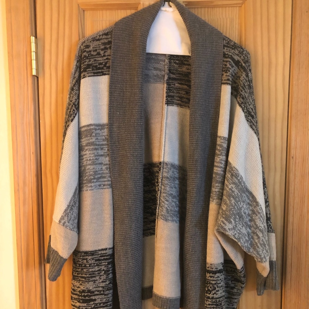 Cardigan. Fits like medium. Slouchy fit.
